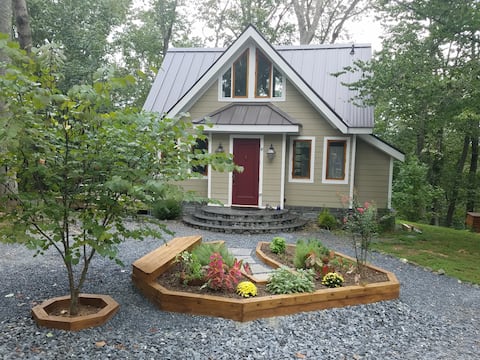 Charming Cottage at Golden Hill