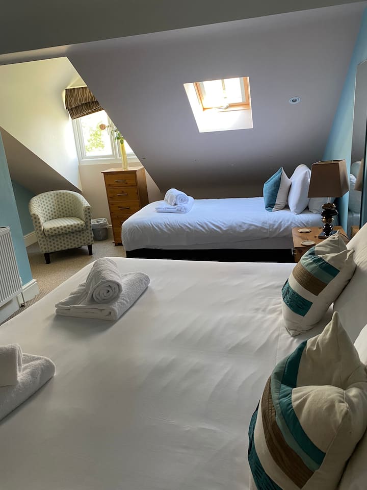 Spavaća soba 3 može biti opremljena bračnim krevetom (širine 180-179 cm) i krevetom za jednu osobu ili 3 kreveta za jednu osobu.