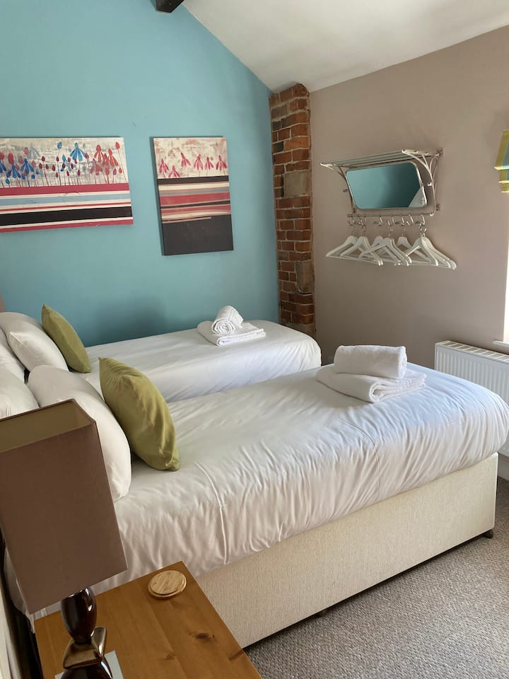 Spavaća soba 2 - kreveti se mogu namjestiti kao iznimno veliki bračni kreveti ili kao bračni kreveti za dvije osobe.