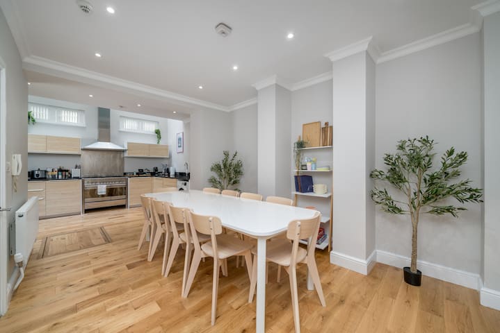 Green Escape | Tower Bridge | Creed Stay gallery image 3