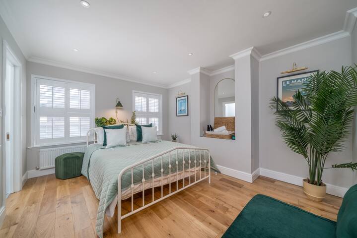 Green Escape | Tower Bridge | Creed Stay gallery image 4