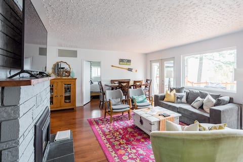 Top Airbnb: Lake house hot tub on the beach in of village in Columbia Shuswap C