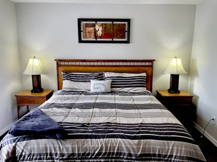 Lengo langu la chumba cha kulala cha bwana lilikuwa kuunda mazingira ya amani na utulivu. Furahia kitanda hiki cha ukubwa wa King na lafudhi za ukuta tulivu na zenye ladha nzuri