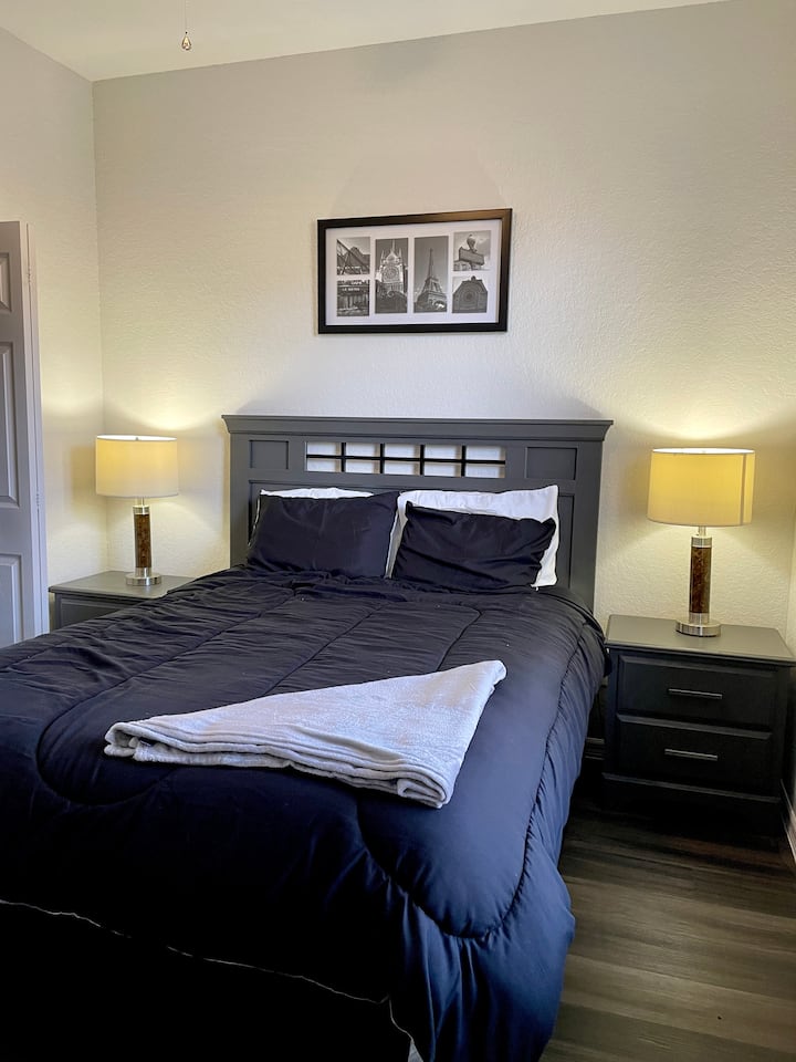 Chumba cha kulala cha sakafu kuu - furahia mazingira tulivu, pamoja na televisheni yake mwenyewe na kebo. Kitanda cha ukubwa wa Malkia