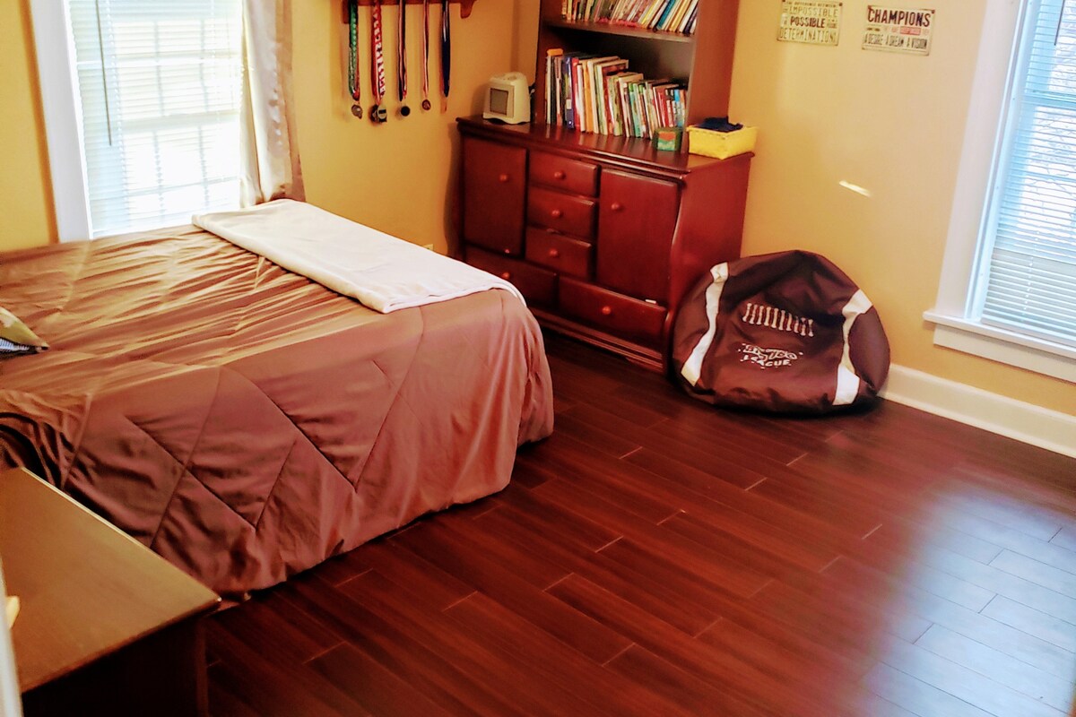 ห้องนอนชั้นบนพร้อมเตียงเต็มรูปแบบ