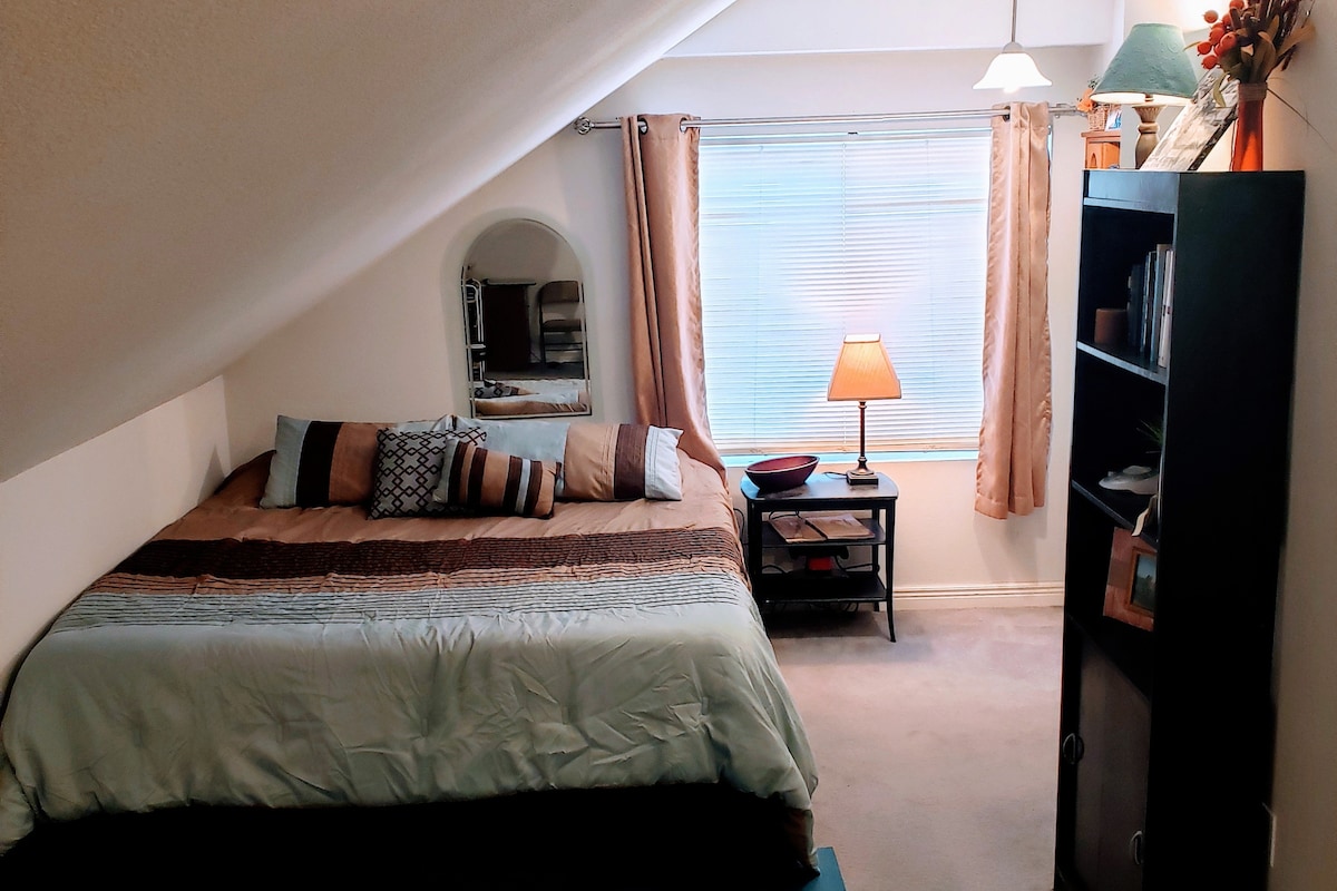 ห้องนอนใหญ่มีเตียงคิงไซส์