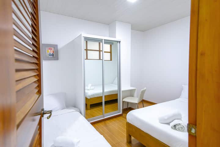 ห้องนอน 2 - เตียงคู่ 1 หลังและเตียงเดี่ยว 1 หลัง