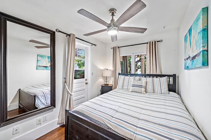 Dormitorio principal  con cama tamaño queen cómodo con colchón terapéutico.  