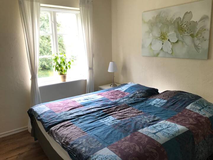 غرفة نوم بسرير مزدوج.