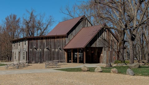 Top Airbnb: The BarnLoft at Foothills Farm Cosby/Gatlinburg in Cosby