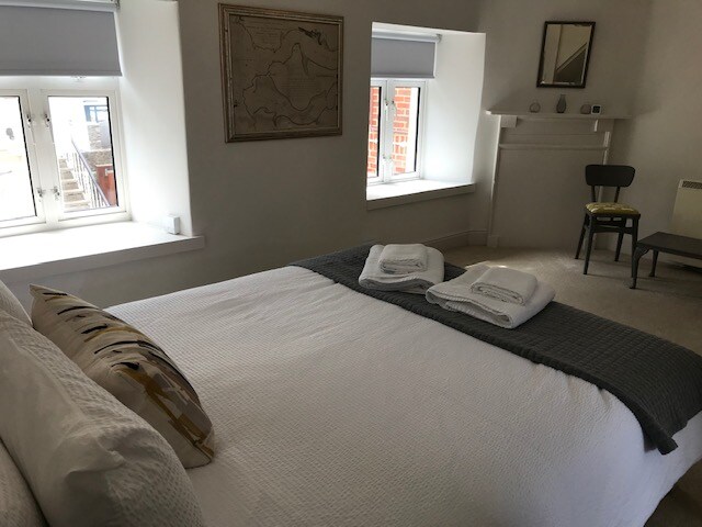 舒适宽敞的一楼加大双人床卧室