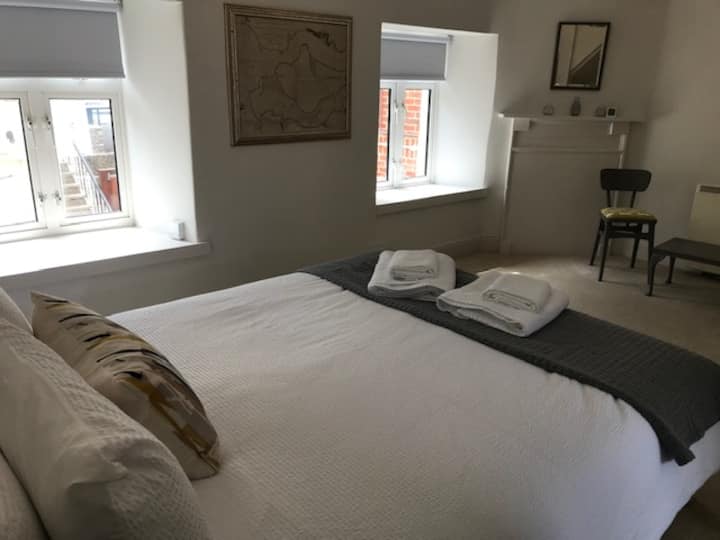 Pleasant and spacious first floor king size bedroom