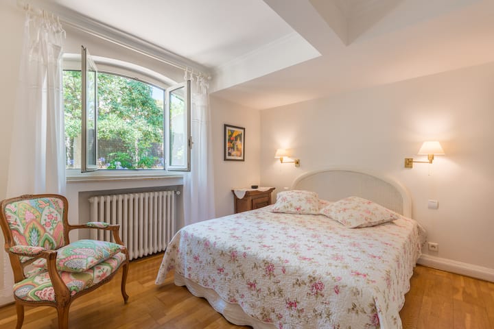 Vando房， 160X200床，衣柜，床头柜，扶手椅，书桌，花园景观窗户