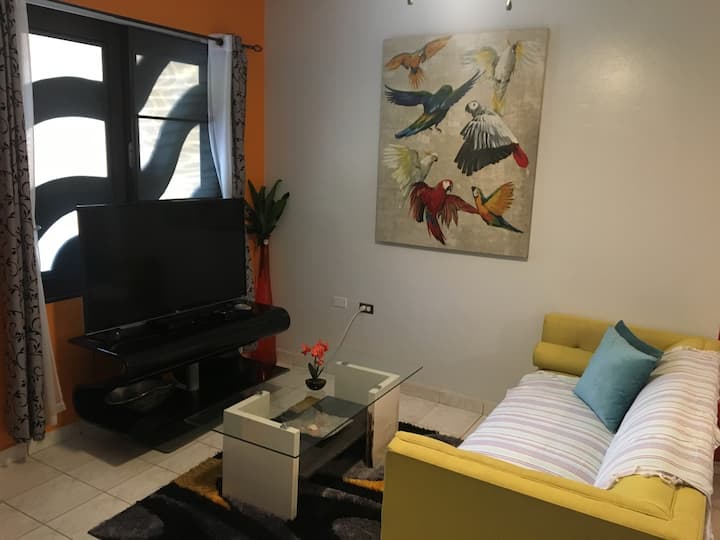 סוויטה 1 סלון - ספה לשינה אחת נוספת במידת הצורך. טלוויזיה חכמה, מאוורר ומזגן