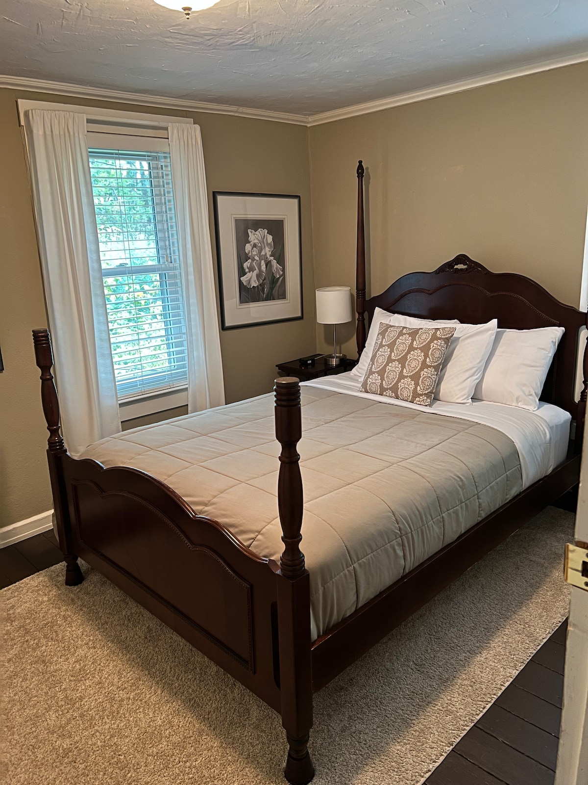 Malá spálňa na poschodí s priestrannou posteľou