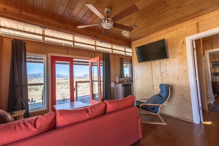 ห้องนั่งเล่นสว่างและสว่างพร้อมประตูฝรั่งเศสขนาดใหญ่ 