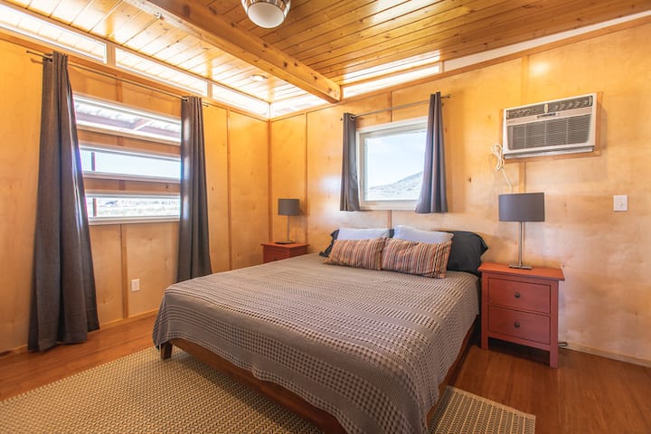 ห้องนอนพร้อมเตียงคิงไซส์