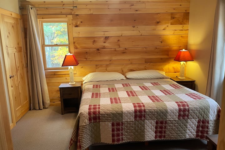 חדר שינה ראשי עם מיטת קינג - סייז וחדר רחצה עם מקלחון