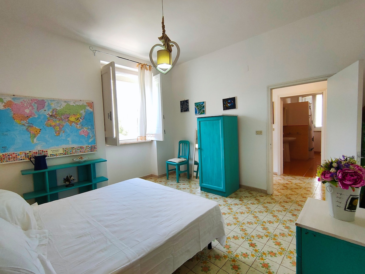 双人床卧室
配备1.8米宽双人床的卧室