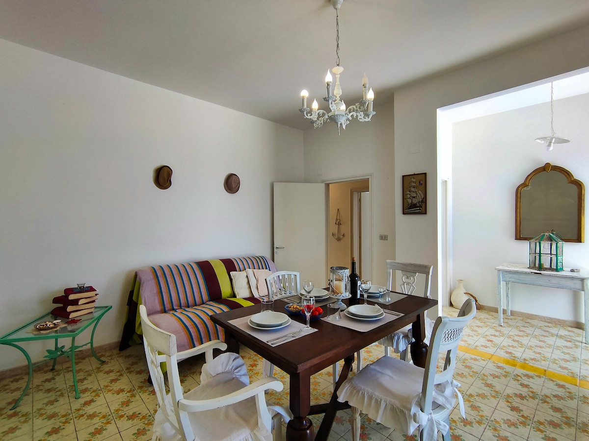 入口设有俯瞰大海的餐桌和沙发，如有必要，可变成舒适的沙发床
入口处设有海景餐桌和沙发，如有必要，可提供舒适的沙发床