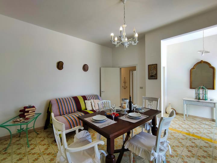 Ulaz sa stolom za blagovanje s pogledom na more i kaučem koji po potrebi postaje udoban kauč na razvlačenje
Ulaz sa stolom za blagovanje s pogledom na more i kaučem postaje udoban kauč na razvlačenje ako je potrebno