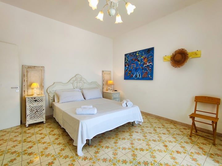 Spavaća soba s pogledom na more s bračnim krevetom
Spavaća soba s pogledom na more i bračnim krevetom