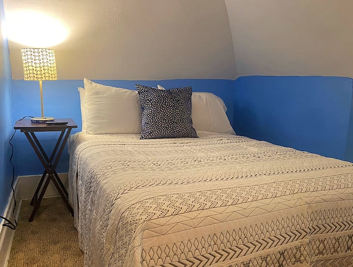 在标准双人床上放松身心，四周环绕着一个专为宁静而设计的房间，让您感到舒适。