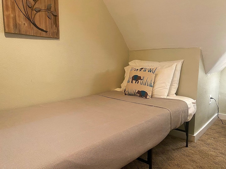 当您在两张单人床上安顿下来时，您周围环绕着宁静的氛围，可以享受宁静的夜晚睡眠。