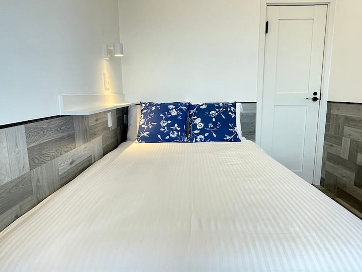 Living/Bedroom 1 [1 semi-double bed]