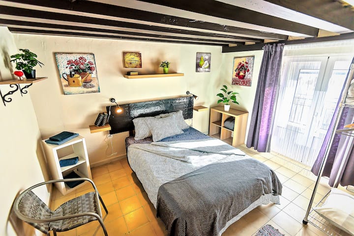 1号卧室，配备1张双人床。 睡觉2.两个阳台门，一个在后面，让阳台隔音。 原创历史悠久的天花板和装饰。