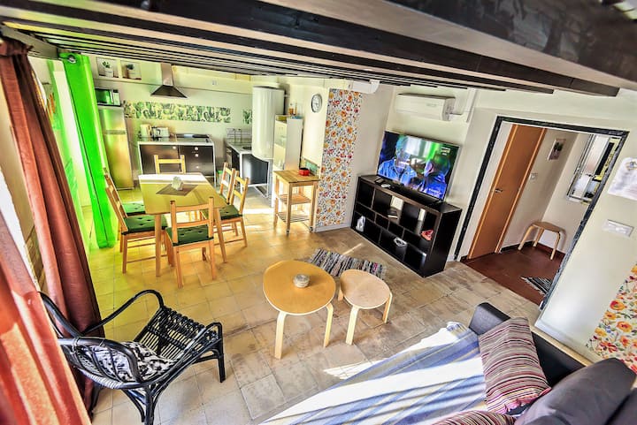 客厅配有沙发床（可睡2人）、用餐区和设备齐全的厨房。 原汁原味的历史
天花板和地板，还有2个阳台。