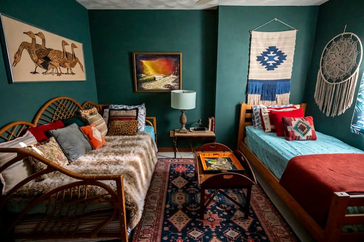 第三间卧室配有普通双人床和双人日光床。日光浴床下有一张抽拉式子母床