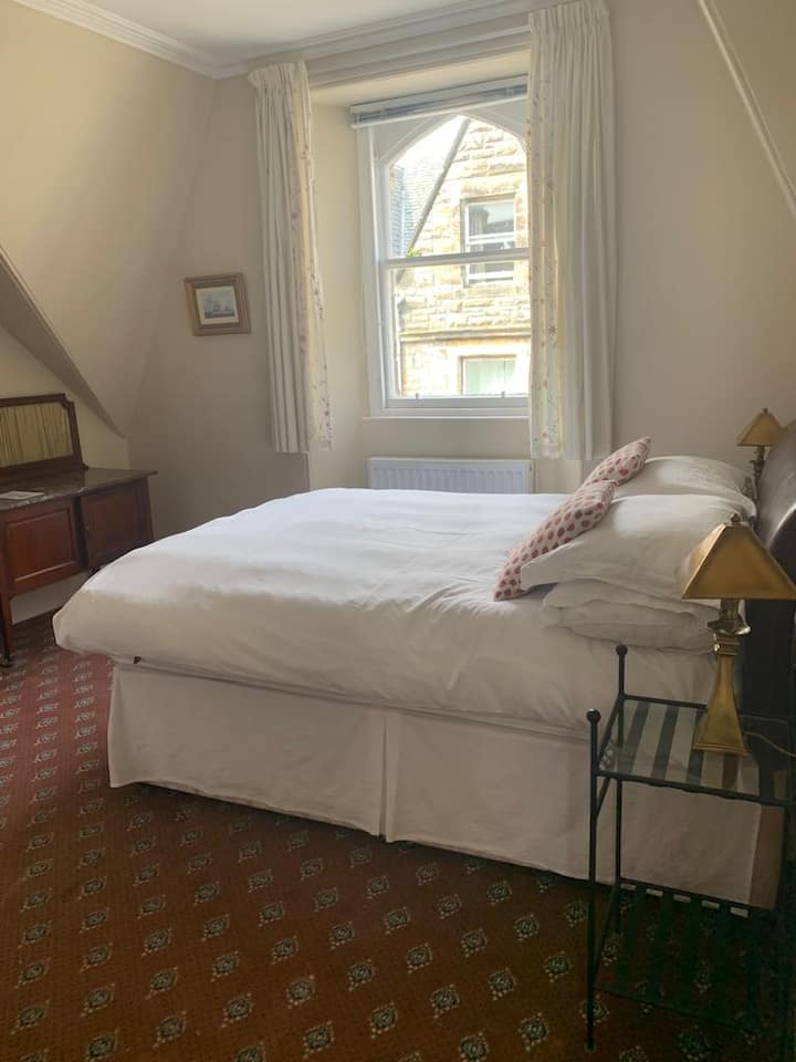 Chumba cha 3 cha kulala kilicho na kitanda cha watu wawili na chumba cha kuogea chenye chumba