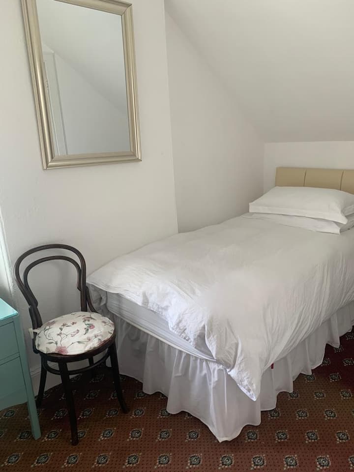 Chumba cha kulala cha 5 chenye kitanda kimoja na bafu la ndani