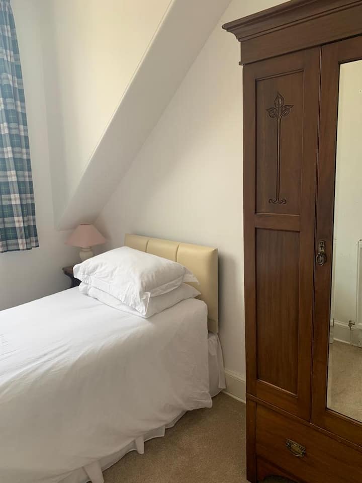 Chumba cha kulala 4 na kitanda cha mtu mmoja