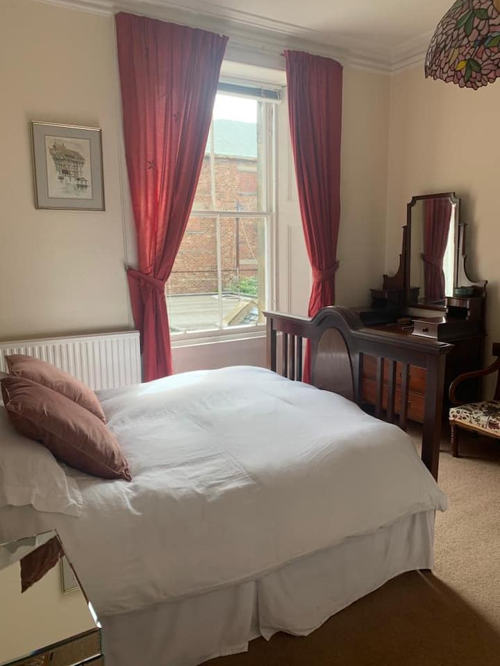 Chumba cha 1 cha kulala kilicho na kitanda cha watu wawili na chumba cha kulala