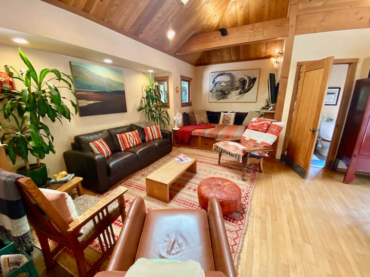 Prízemný obytný priestor vedľa jedálenského priestoru.