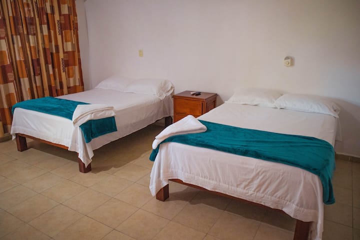 Chumba cha kulala chenye nafasi kubwa na vitanda 2 vya watu wawili, kiyoyozi na TV