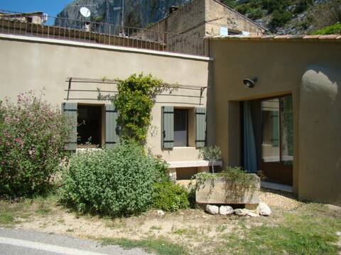Workshop at  the foot of the Lioux cliff