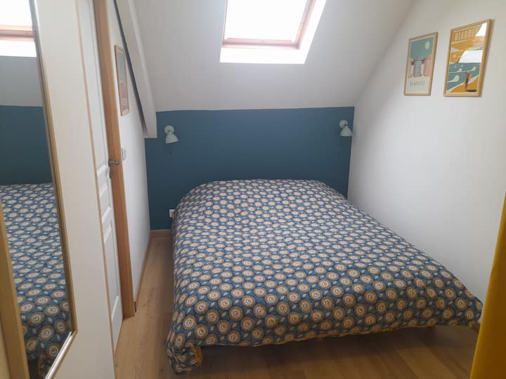 Горе, спална соба со брачен кревет (160 x 200) и соблекувална