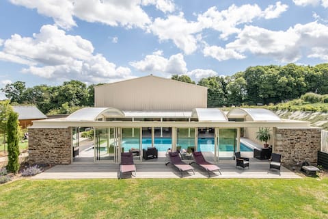 Foyer Douillet : cottage with pool, SPAs