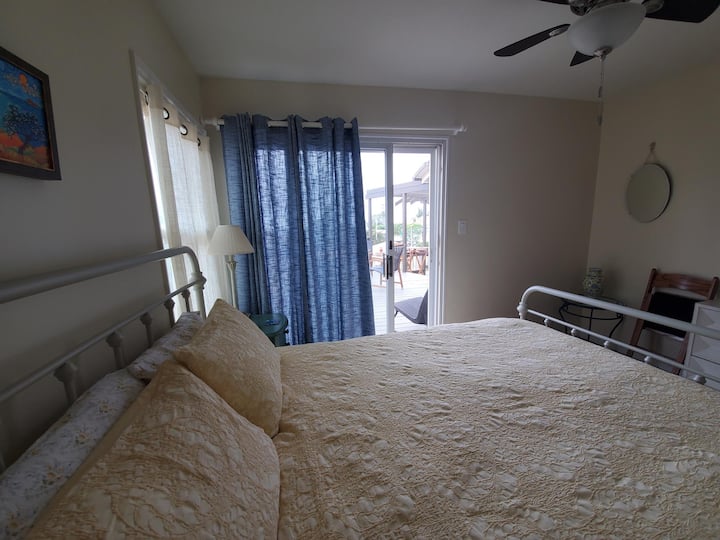 ห้องนอนใหญ่ - เตียงควีนไซส์