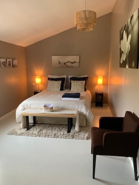 Spacious room, bathroom, air conditioning, private access, garden