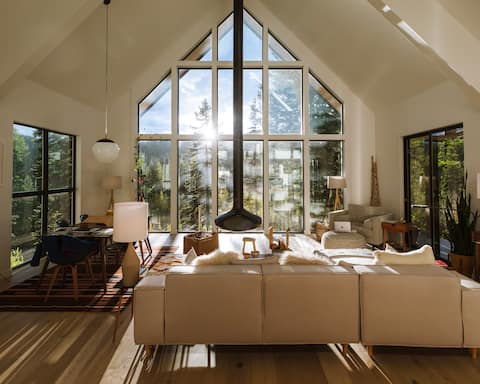 The nooq: Minimalist Mountain Chalet w/ Hot Tub