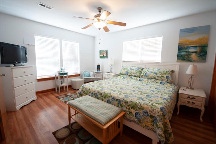 Голяма спалня на долния етаж с двойно легло