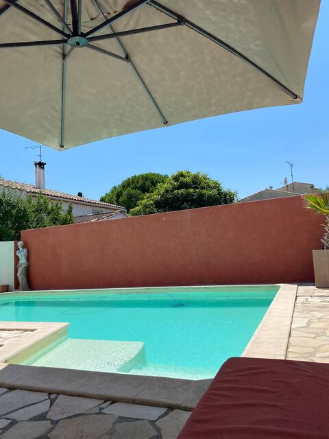 Ideal family! BBQ, ping pong, trampoline, Netflix