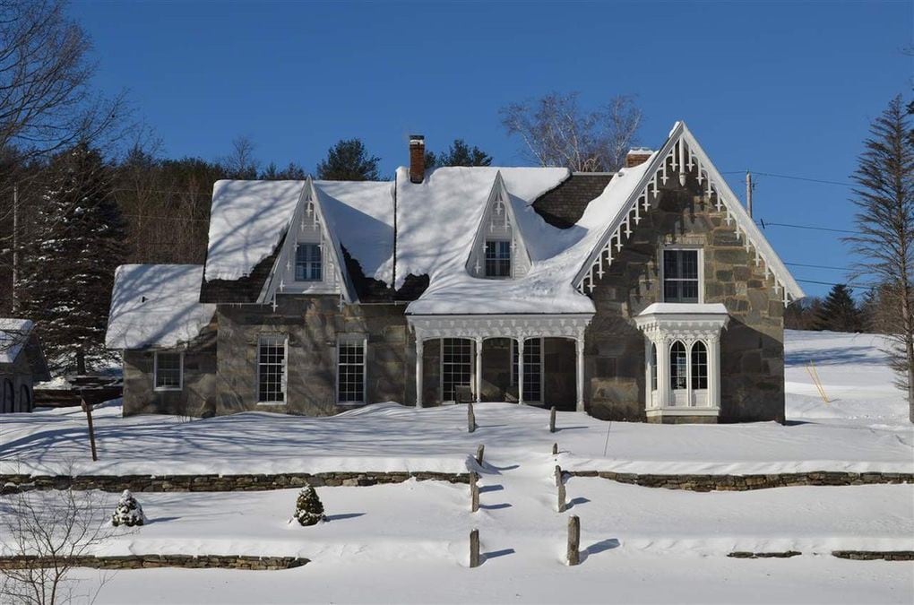 VT Retreat: Hot tub | pool table | 70” TV |  bbq