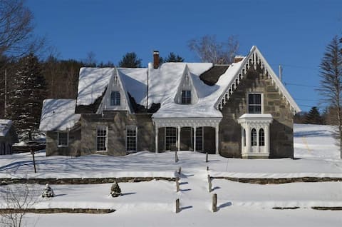 VT Retreat: Hot tub | pool table | 70” TV |  bbq