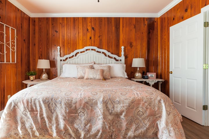 ห้องนอนเตียงคิงไซส์เป็นศูนย์กลางของที่พัก