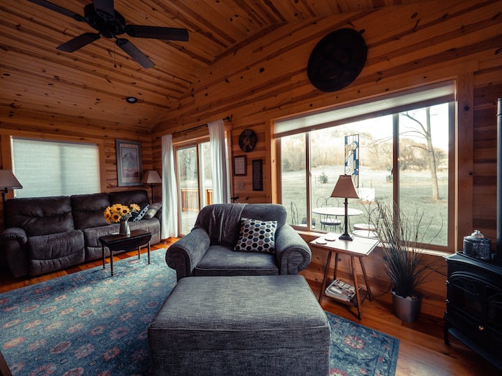 Hidden Creek Cabin - Secluded with Loft, Hot Tub and Fireplace